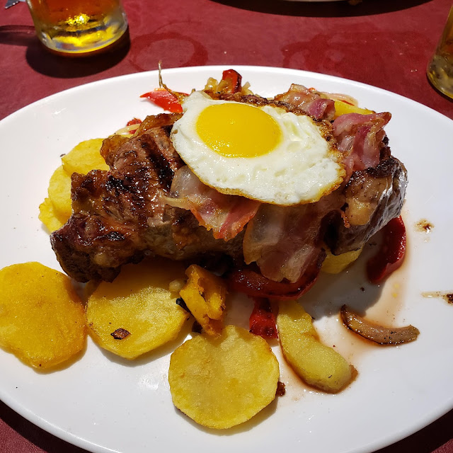 Bife de Chorizo Con Huevo Frito Y Papas Españolas