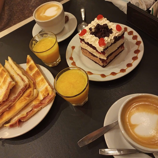 Café Con Leche Y Tostados Junto Queso Crema Y Mermelada