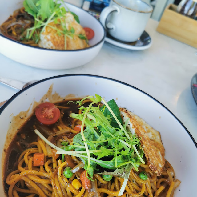 Stir Fried Noodles with Egg
