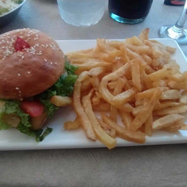 Hamburguesa Con Papas Fritas