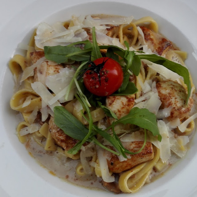 Tagliatelle Mit Hähnchen Und Pilzen