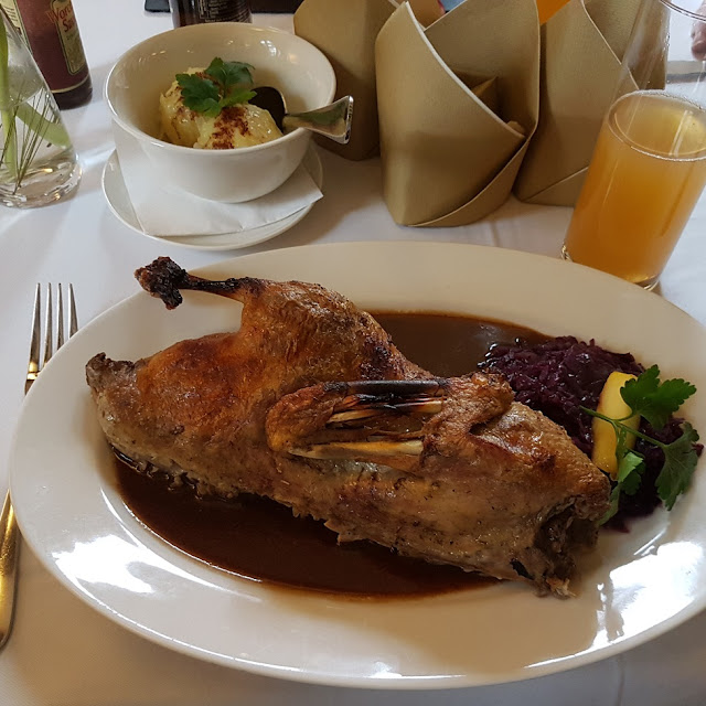 Halbe Ente An Pflaumensauce Mit Rotkraut Und Klößen