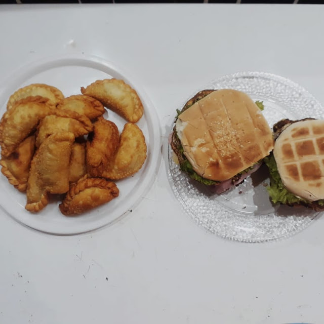 Hamburguesa Doble Y 1 Porción de Empanadas
