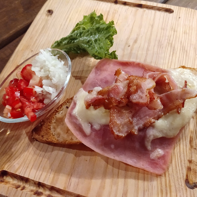 Mollete de Queso Y Tosino