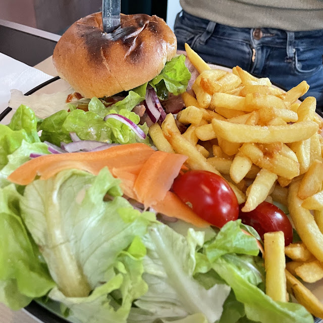 Hamburger Mit Pommes