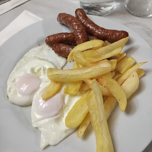 Huevos Fritos Con Txistorra Y Patatas Fritas
