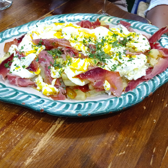 Huevos Rotos Con Jamón Y Patatas