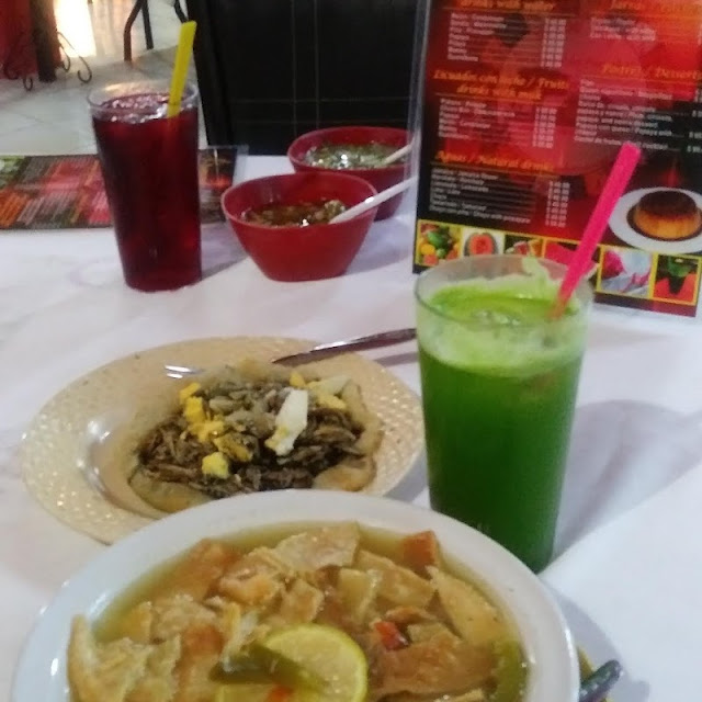 Sopa de Lima Salbutes Y Agua de Chaya Con Limón