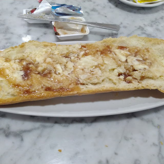 Tostada de Mantequilla Y Mermelada de Fresa