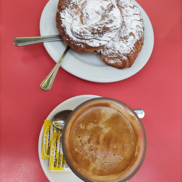 Café Con Leche Y Ensaimada