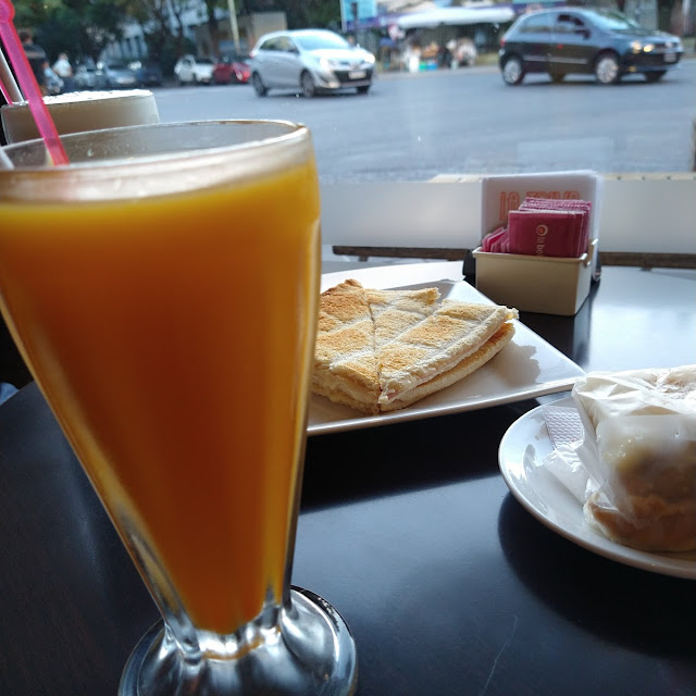 Jugo de Naranja Exprimido Con Tostado