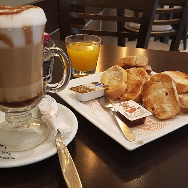 Capuchino A la Italiana Con Tostadas de Pan Blanco Dulce de Leche Y Mermelada