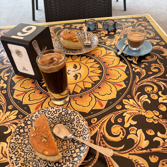 Caffè E Brioche Con Gelato