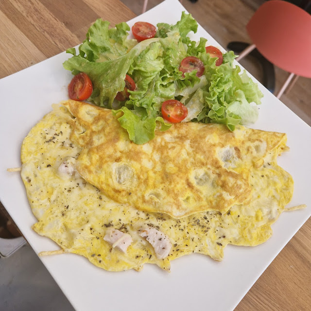 Omelette 1 Jus de Fruits Frais Et Maison