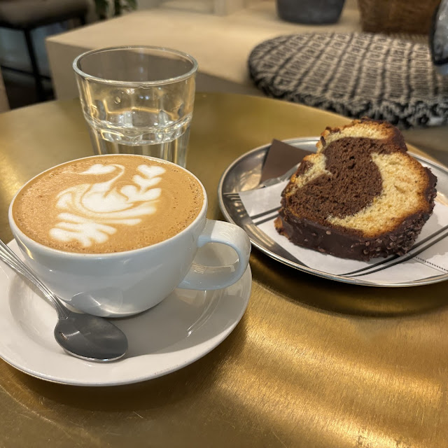 Flat White and Spongecake