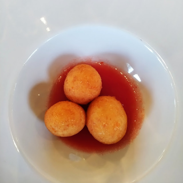 Pallotte Cacio E Ova Croccanti Con Coulis Di Pomodoro