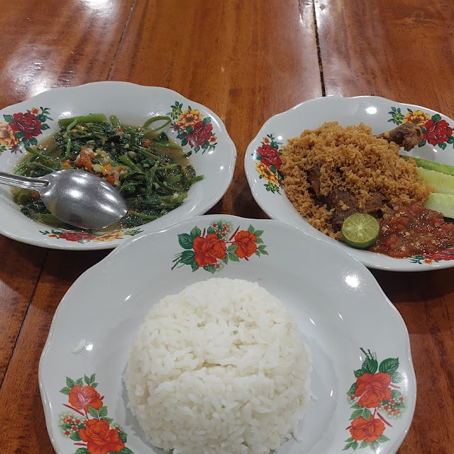 Ayam Goreng Dan Tumis Kangkung
