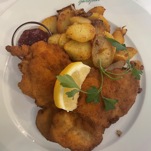 Wiener Schnitzel Mit Pommes Und Gurkensalat