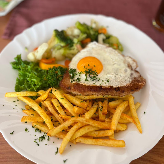 Schnitzel Mit Spiegelei Und Beilage