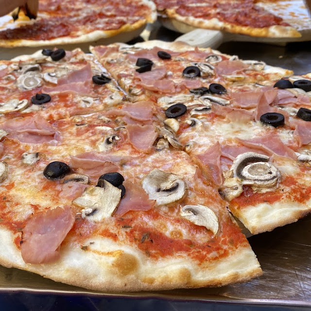 Pizza Salami Funghi Oliven