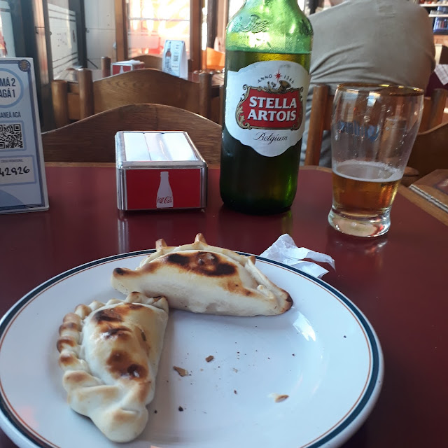 Dos Empanadas Y Una Stella de Litro