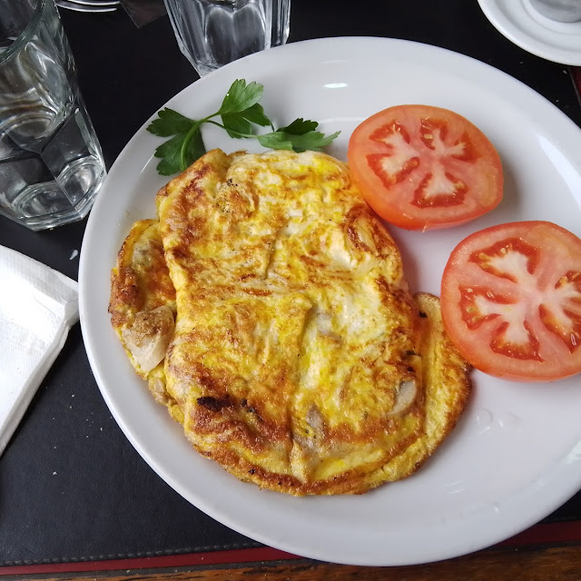 Omelette Queso Cebolla Y Champignon Con Tomates