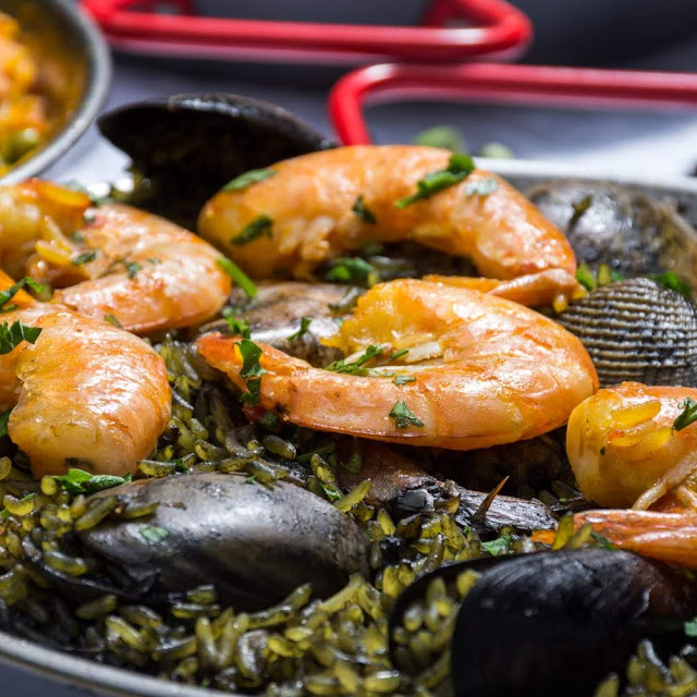 Paella Negra de Mariscos