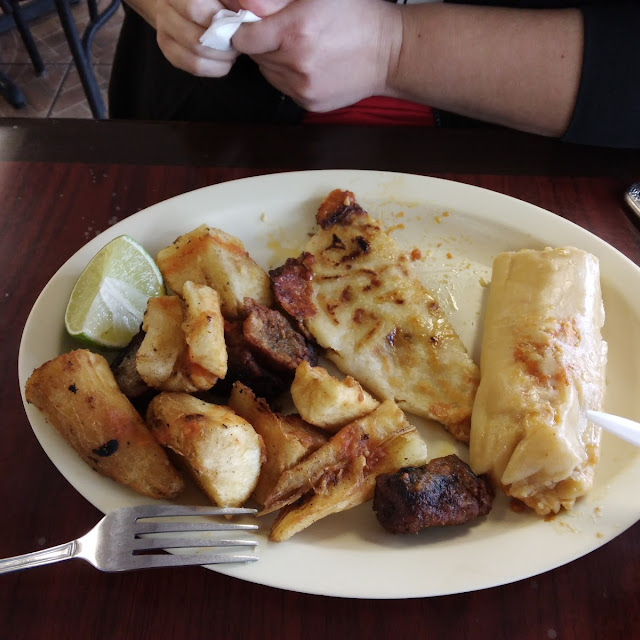 Yuca Con Chicharron Pupusa Revuelta Y Tamale De Pollo