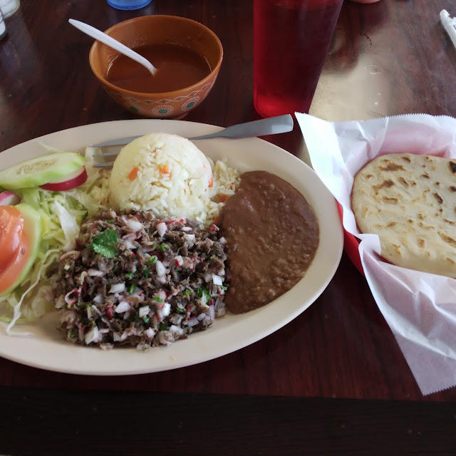 Salpicon Arroz Frijoles Y Una Ensalada Con Tortillas Bien Rices Men