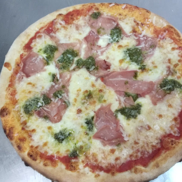 Pomodoro Mozzarella Prosciutto Cotto Grana E Pesto