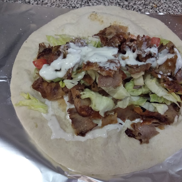 Piadina Kebab Fatta In Casa Con Pomodoro Fresco Insalata Cipolla Salsa Bianca E Salsa Piccante