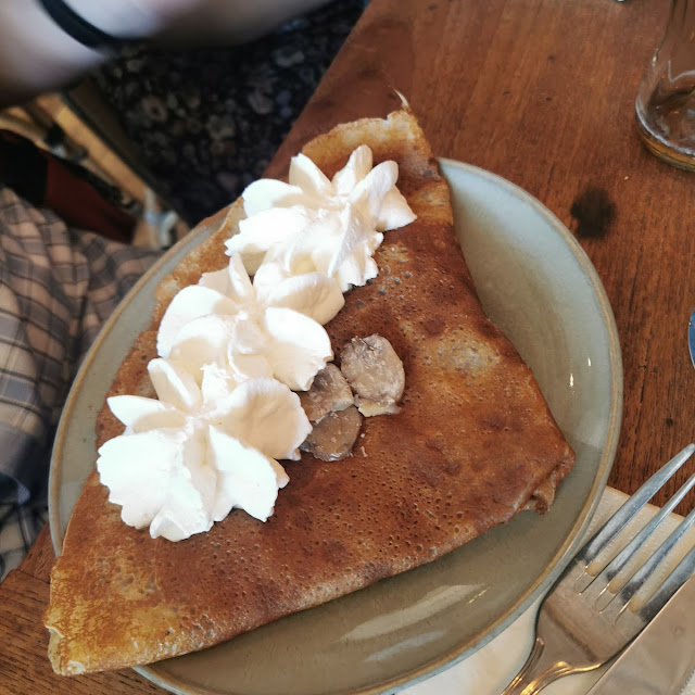 Crêpe Pomme Cuite Flambée Au Pommeau Et Chantilly