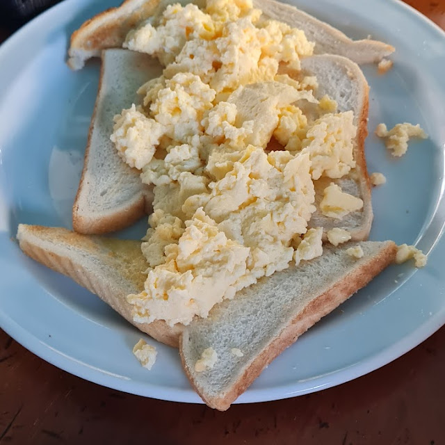 Tostadas Con Huevos Revueltos