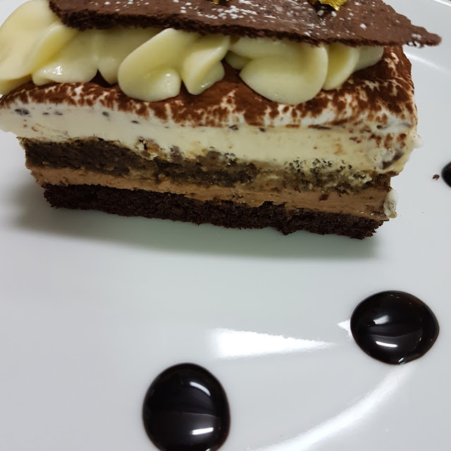 Cialda Croccante Con Crema Chantilly E Cioccolato Fondente