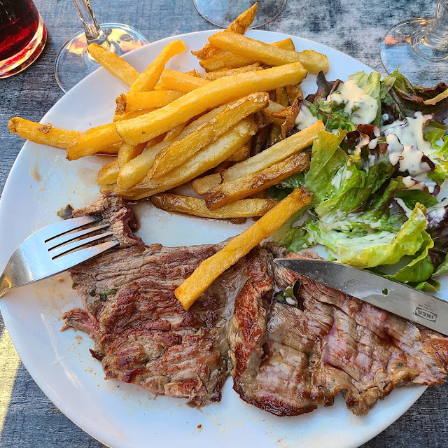 Beefsteak Avec Pommes Alumettes Et Légumes