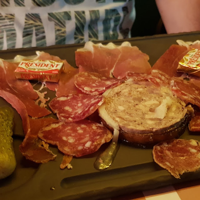 Très Belle Planche de Charcuterie