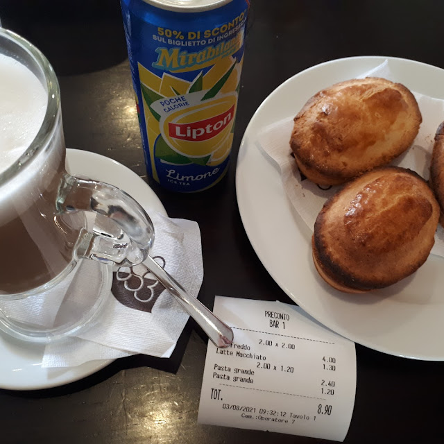 Pasticciotti E Latte Macchiato