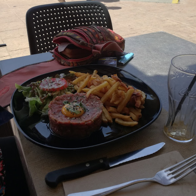 Tartare Frites Est Petits Legumes