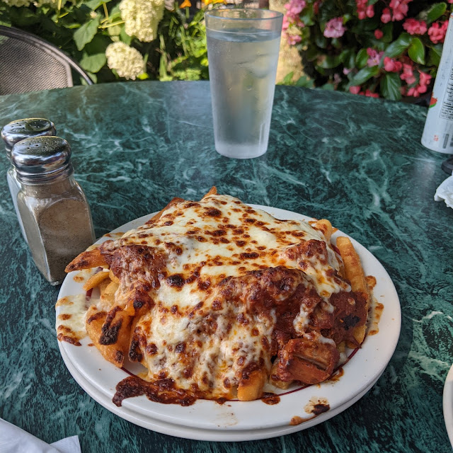 Legs Inn Polski Poutine