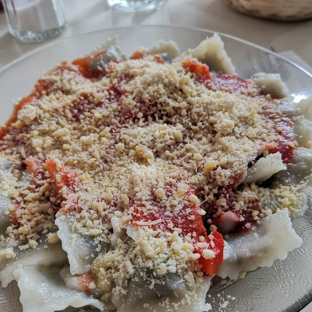 Ravioles Con Salsa Fileto Y Queso Parmesano
