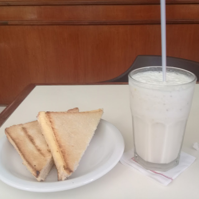 Licuado de Plátano Y Tostado de Miga