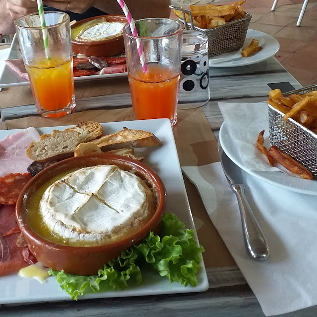 Camembert Au Four Avec Sa Charcuterie