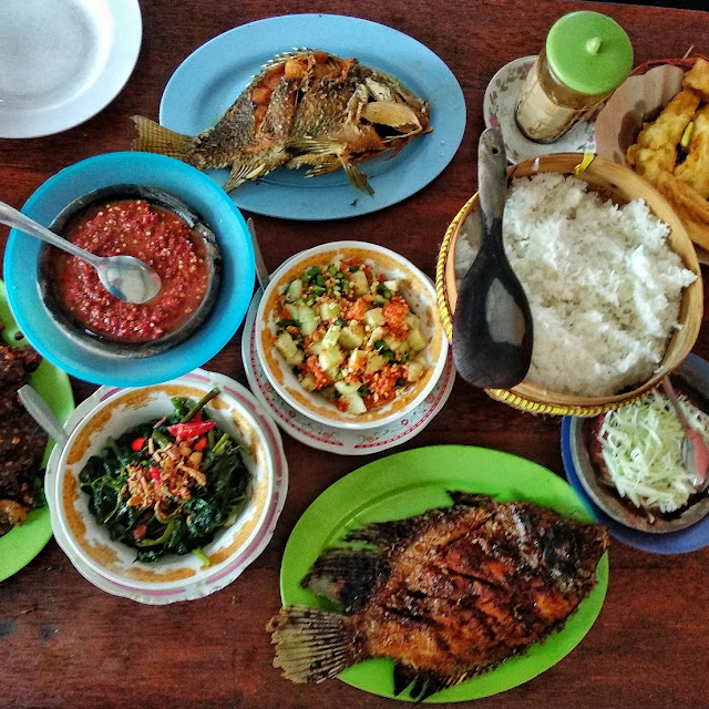 Ikan Gurami Bakar Cha Jamur Gorengan Campur Sambal Lalapan