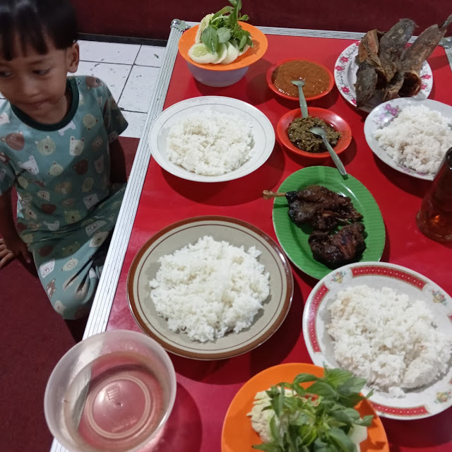 Bebek Goreng Lalapan Sambel Nasi