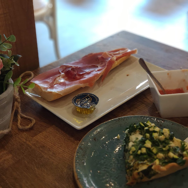 Tostadas de Jamón Serrano Y Tomate Natural Y Quiché de Espinacas Y Calabacín