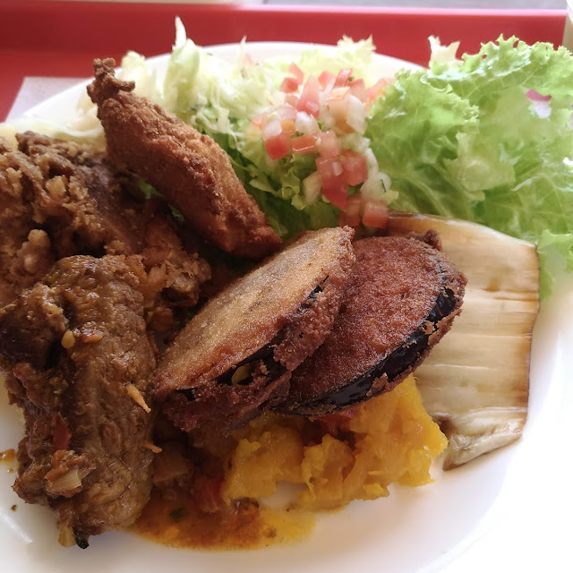 Frango E Berinjela Fritos E Salada