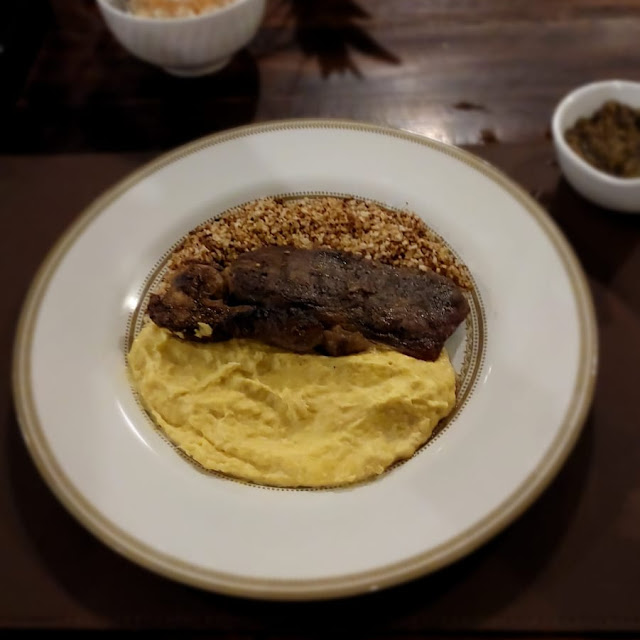 Bife de Chouriço Com Pure de Milho E Farofa Crocante