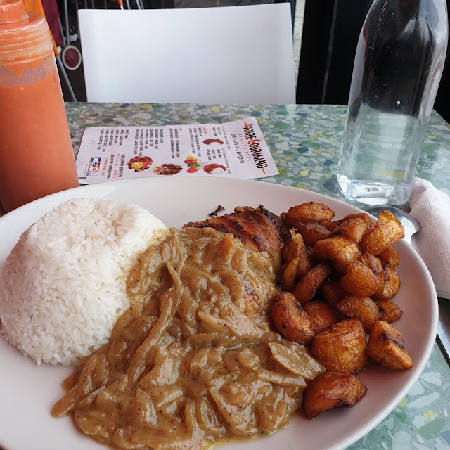 Poulet Yassa Avec Riz Blanc Er Alloco