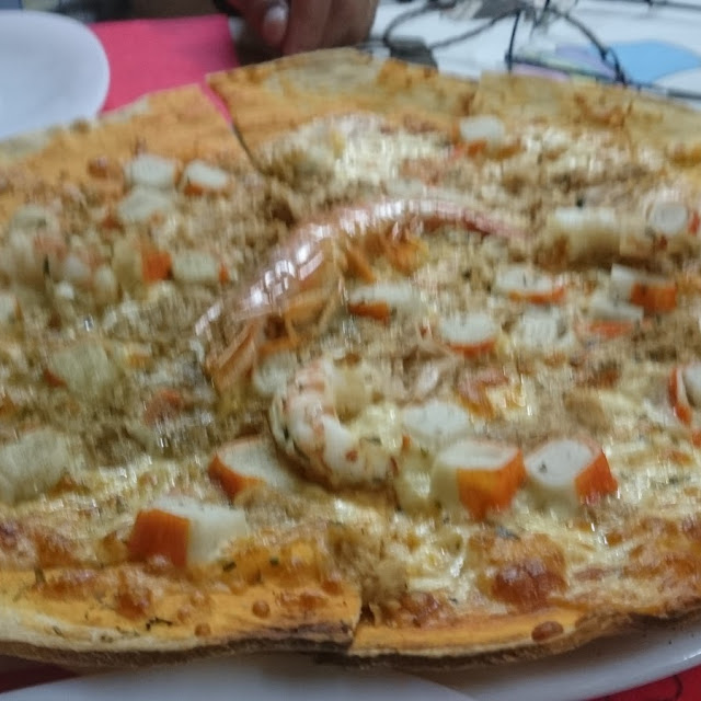 Pizza Con Atún Gambas Y Palitos de Cangrejo