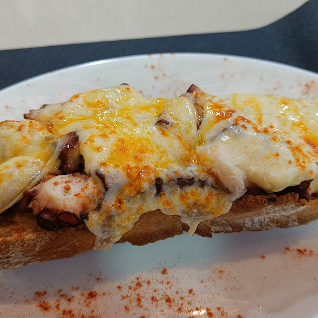 Tosta de Pulpo Con Tetilla